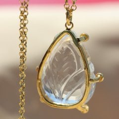 Yaprak Oymalı Kristal Kuvars Doğaltaşlı Kolye