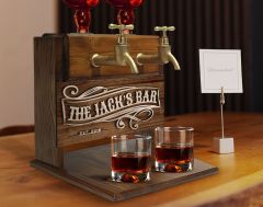 BK Gift Kişiye Özel Kabartma İsimli Çift Musluklu Doğal Ahşap Viski Standı, İçki Standı, Doğum Günü Hediyesi, Ev Hediyesi, Erkek Hediye-2