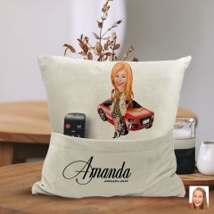 BK Gift Kişiye Özel Boss Anne Karikatür Tasarımlı Organizer Kumanda ve Atıştırmalık Cepli Sarı Kırlent Yastık-3 Arkadaşa Hediye, Cepli Yastık