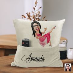 BK Gift Kişiye Özel Boss Anne Karikatür Tasarımlı Organizer Kumanda ve Atıştırmalık Cepli Sarı Kırlent Yastık-1 Arkadaşa Hediye, Cepli Yastık