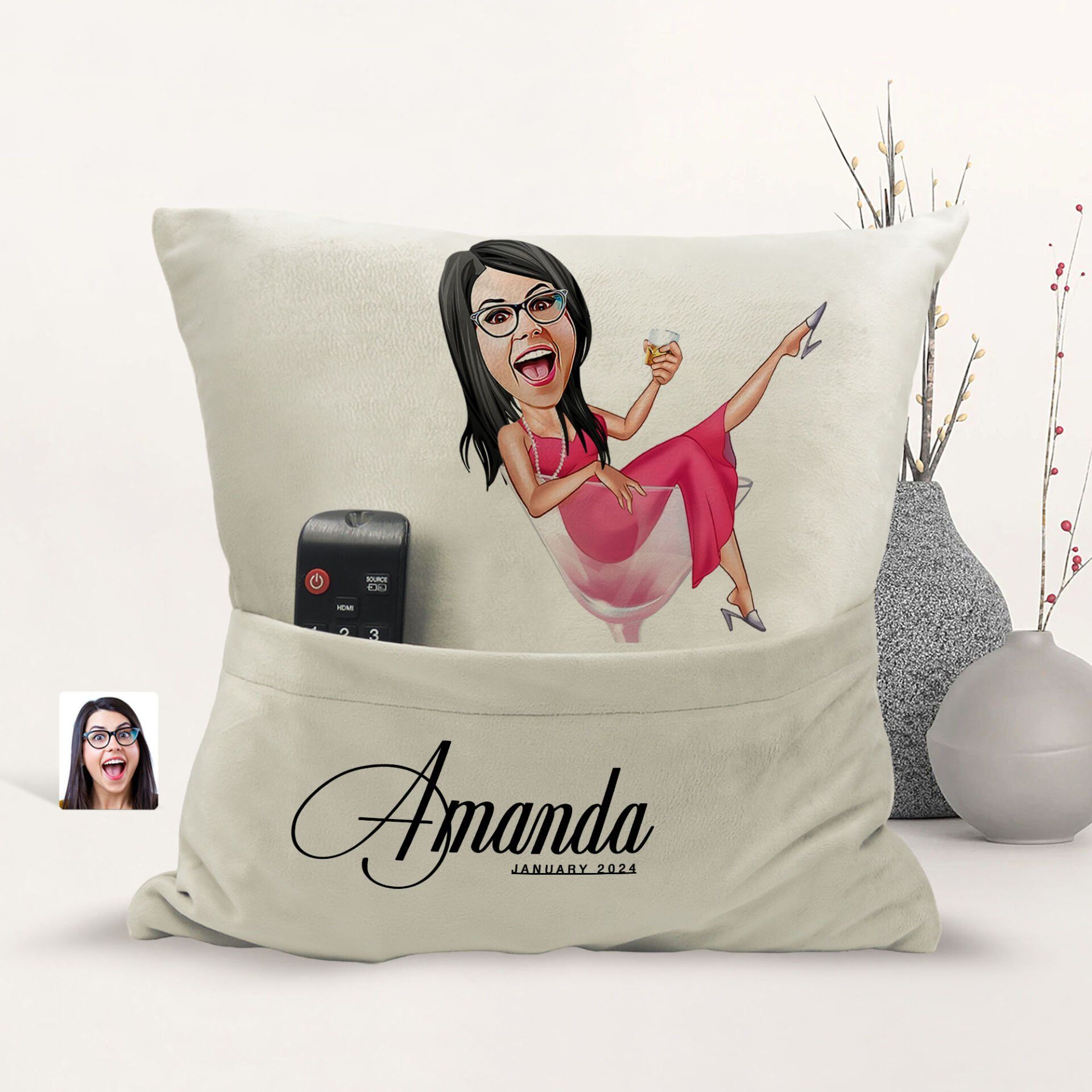 BK Gift Kişiye Özel Boss Anne Karikatür Tasarımlı Organizer Kumanda ve Atıştırmalık Cepli Sarı Kırlent Yastık-1 Arkadaşa Hediye, Cepli Yastık