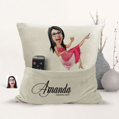 BK Gift Kişiye Özel Boss Anne Karikatür Tasarımlı Organizer Kumanda ve Atıştırmalık Cepli Sarı Kırlent Yastık-1 Arkadaşa Hediye, Cepli Yastık