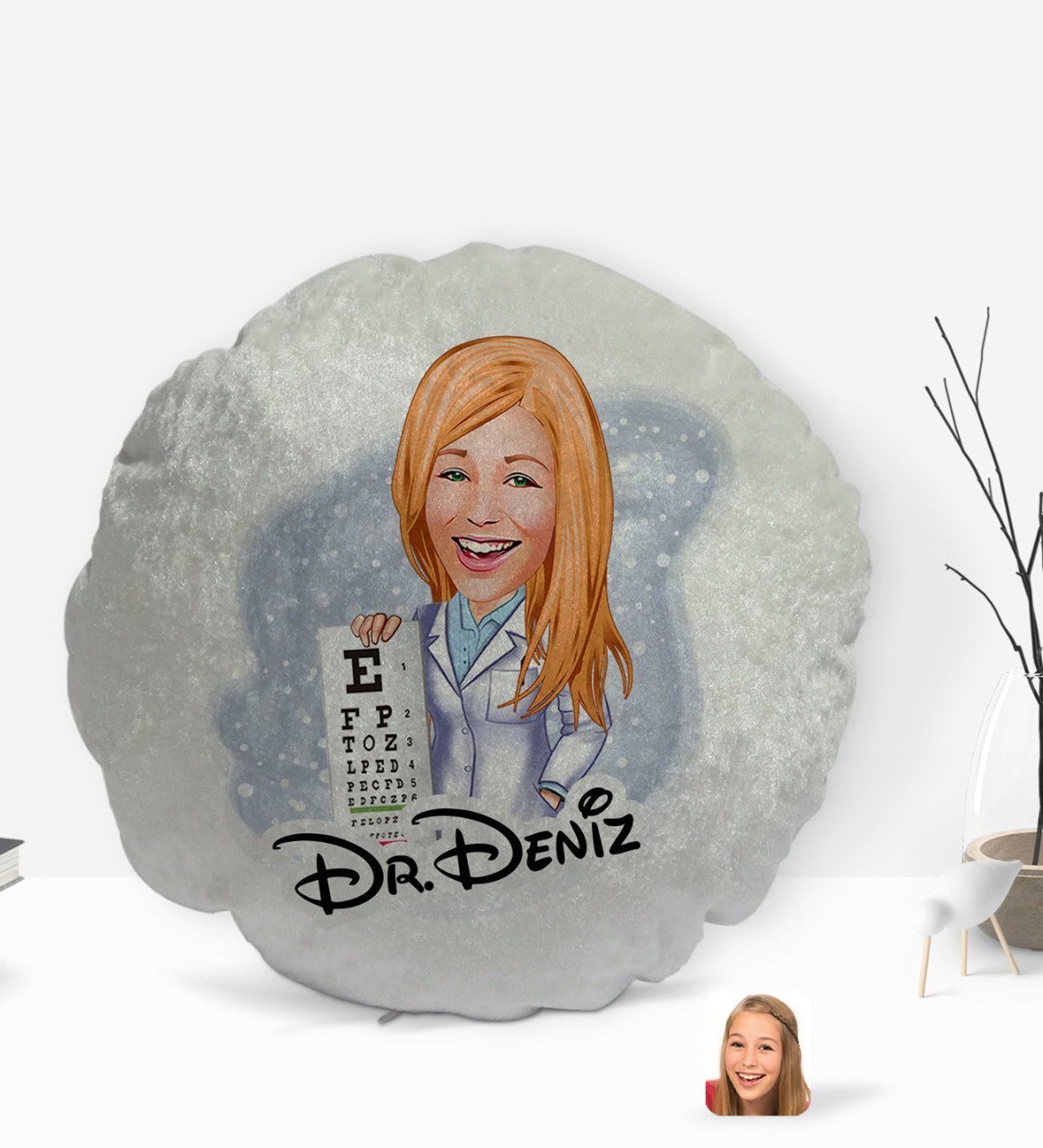 Kişiye Özel İsimli Kadın Göz Doktoru Karikatürlü Yuvarlak Dekoratif Kırlent Yastık-1