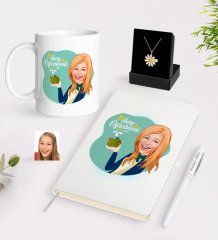 Kişiye Özel Bayan Sınıf Öğretmeni Karikatürlü Beyaz Kupa Defter Kalem ve İsimli Papatya Kolye Hediye Seti-1