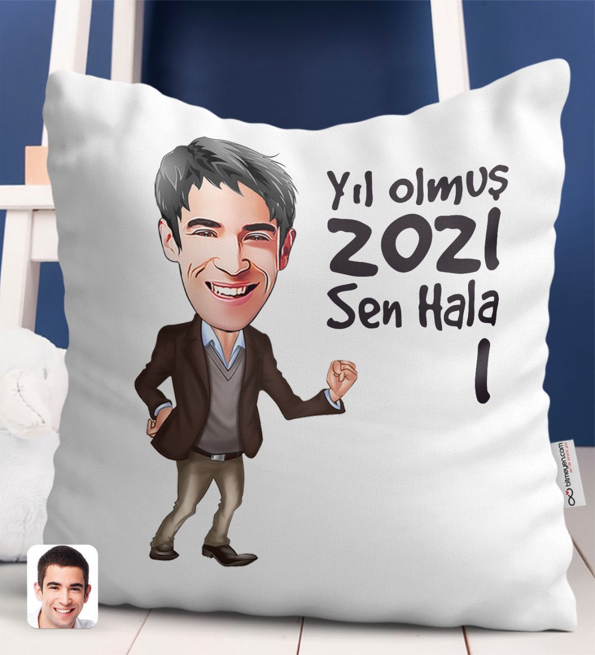 BK Gift Kişiye Özel Erkek Yıl Olmuş 2023 Sen Hala 1 Karikatürlü Beyaz Yastık-2