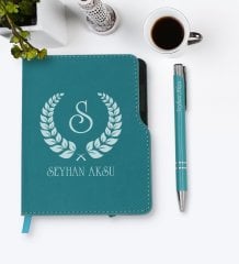 Kişiye Özel Çelenk Baş Harfli İsimli Turkuaz Termo Deri Defter Kalem Seti-1