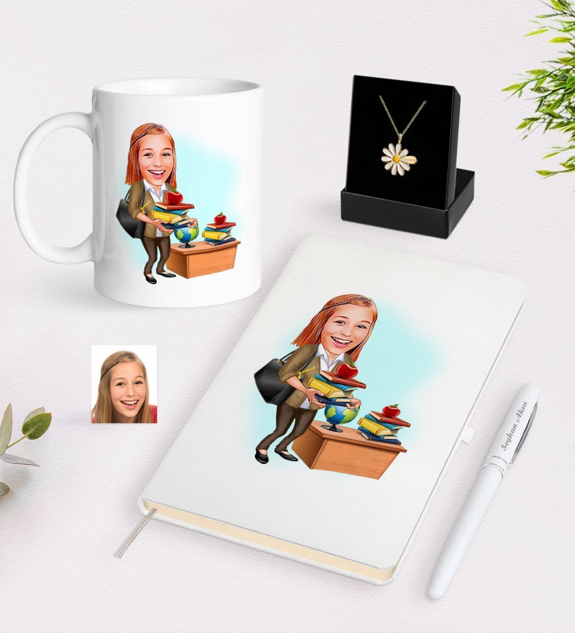 Kişiye Özel Bayan Öğretmen Karikatürlü Beyaz Kupa Defter Kalem ve İsimli Papatya Kolye Hediye Seti-4