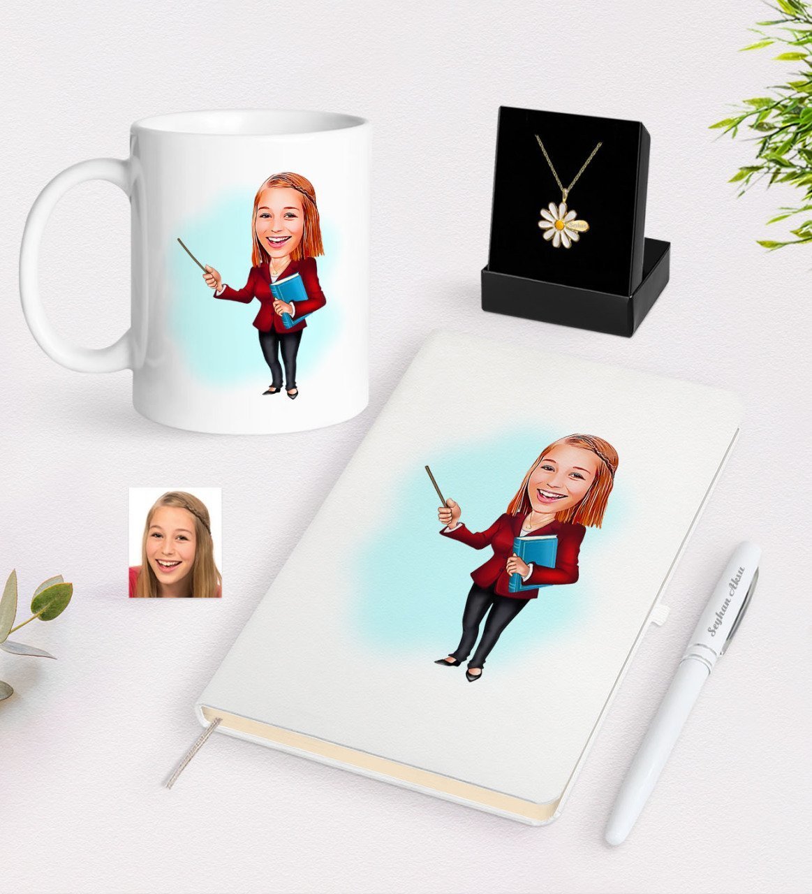 Kişiye Özel Bayan Öğretmen Karikatürlü Beyaz Kupa Defter Kalem ve İsimli Papatya Kolye Hediye Seti-3