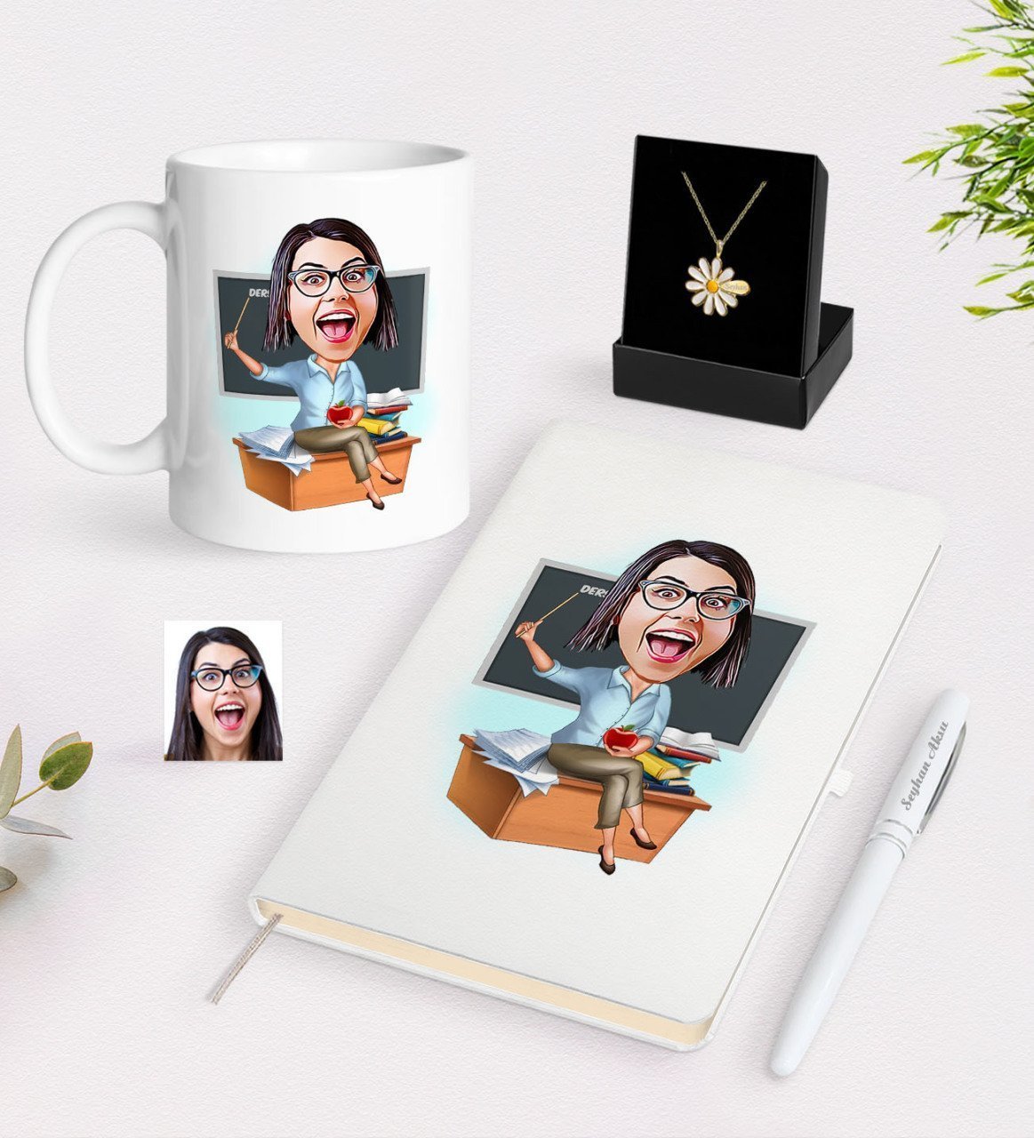 Kişiye Özel Bayan Öğretmen Karikatürlü Beyaz Kupa Defter Kalem ve İsimli Papatya Kolye Hediye Seti-2