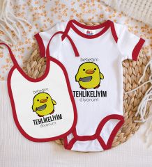 BK Kids Tehlikeliyim Diyorum Tasarımlı Kırmızı Bebek Body Zıbın ve Mama Önlüğü Hediye Seti-1