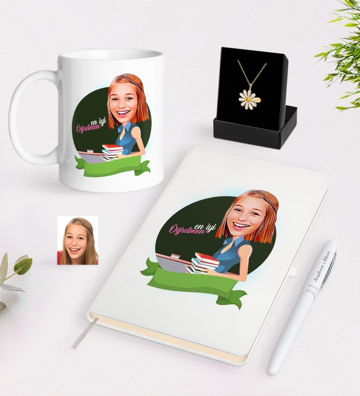 Kişiye Özel Bayan En İyi Öğretmen Karikatürlü Beyaz Kupa Defter Kalem ve İsimli Papatya Kolye Hediye Seti-1