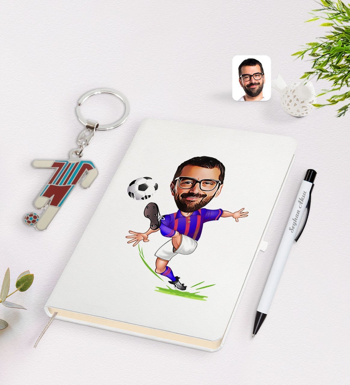 Kişiye Özel Bordo-Mavi Futbolcu Karikatürlü Defter Kalem ve Formalı Metal Anahtarlık Seti Model 1