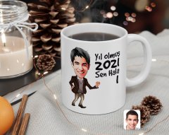 BK Gift Kişiye Özel Erkek Yıl Olmuş 2023 Sen Hala 1 Karikatürlü Beyaz Kupa Bardak-2