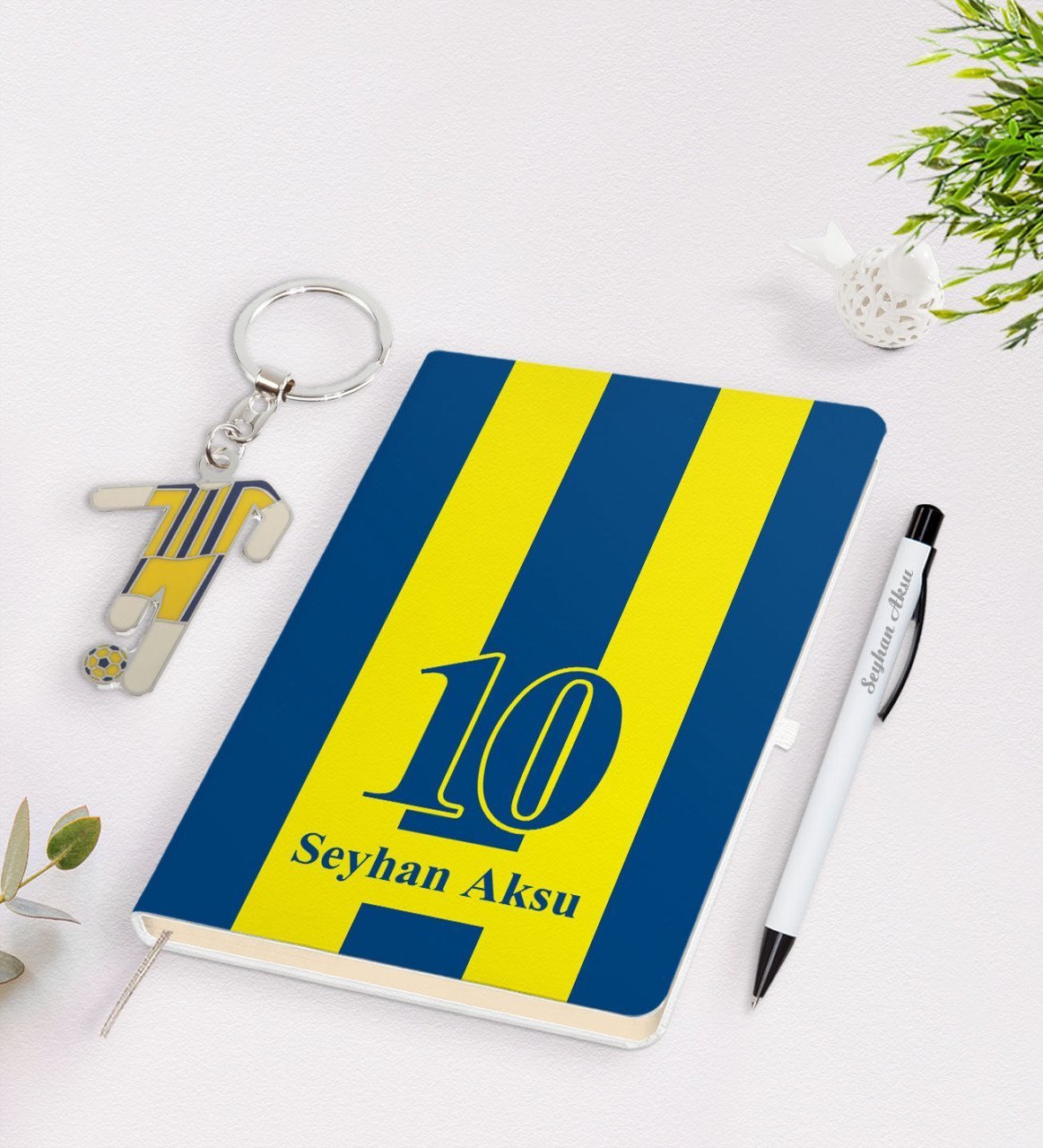 Kişiye Özel Sarı-Lacivert Tasarımlı İsimli Defter kalem ve Formalı Metal Anahtarlık Model 1