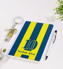 Kişiye Özel Sarı-Lacivert Tasarımlı İsimli Defter kalem ve Formalı Metal Anahtarlık Model 1