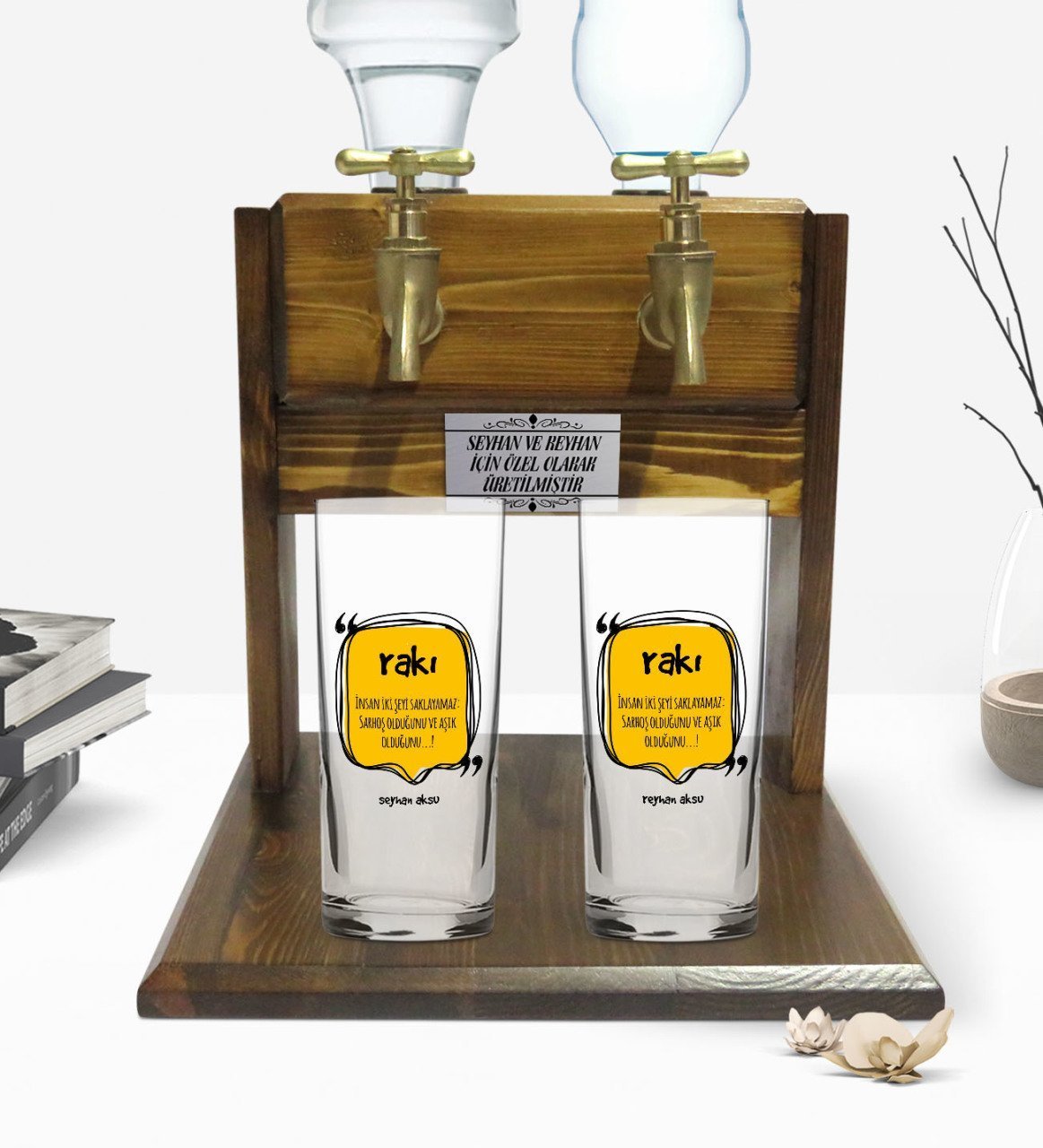 Kişiye Özel Renkli Baskılı İnsan İki Şeyi Saklayamaz Tasarımlı İkili Rakı Bardağı ve Çift Musluklu Doğal Ahşap Rakı Standı-1
