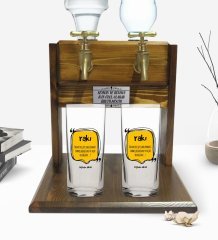 Kişiye Özel Renkli Baskılı İnsan İki Şeyi Saklayamaz Tasarımlı İkili Rakı Bardağı ve Çift Musluklu Doğal Ahşap Rakı Standı-1