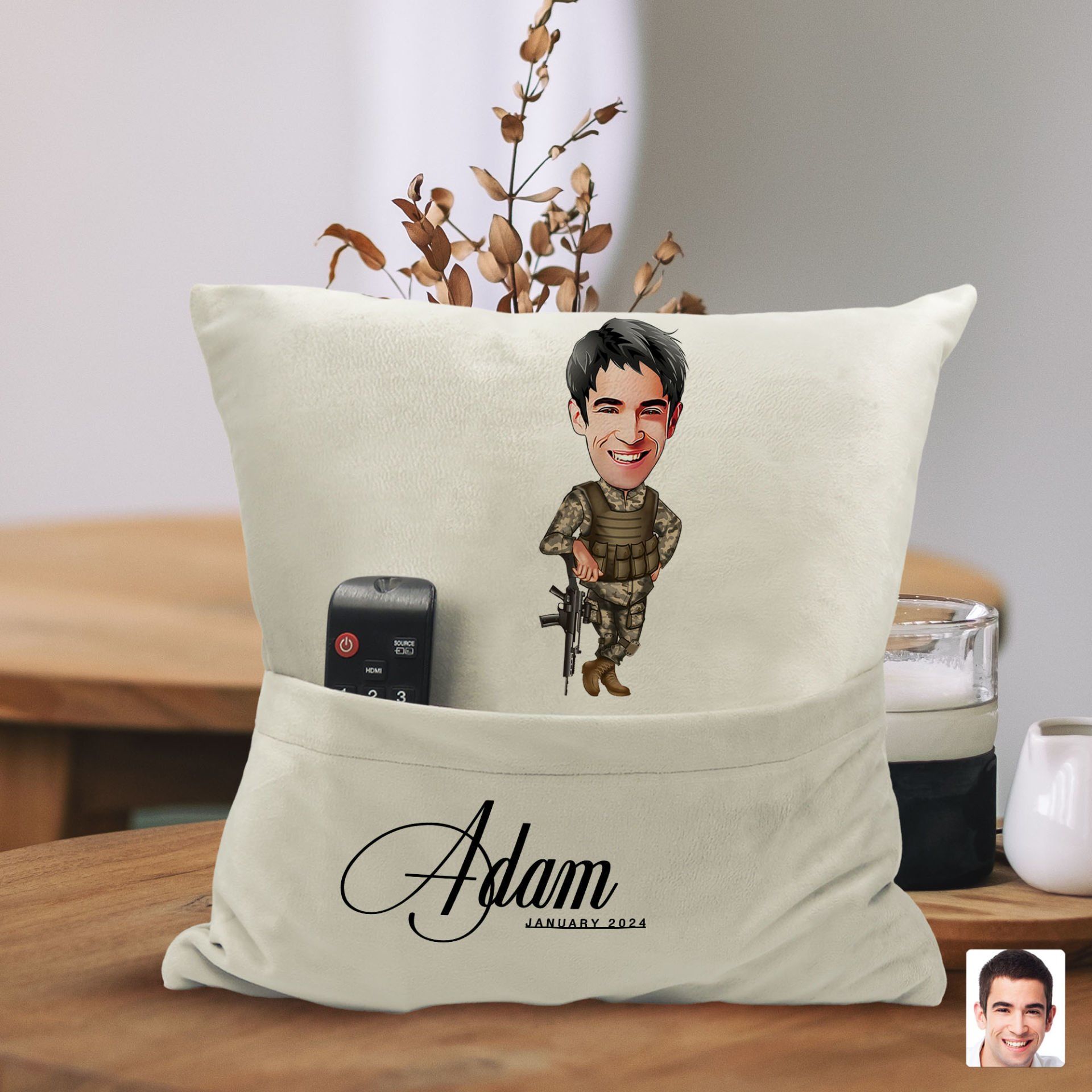 BK Gift Kişiye Özel Asker Karikatür Tasarımlı Organizer Kumanda ve Atıştırmalık Cepli Sarı Kırlent Yastık-2 Arkadaşa Hediye, Cepli Yastık