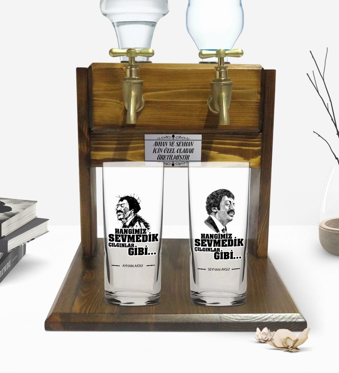 Kişiye Özel Renkli Baskılı Hangimiz Sevmedik Çılgınlar Gibi Silüet Tasarımlı İkili Rakı Bardağı ve Çift Musluklu Doğal Ahşap Rakı Standı-7