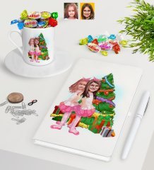 Kişiye Özel Yeni Yıl Kız Kardeşler Karikatürlü Beyaz Defter Kalem Türk Kahvesi Fincanı ve Haribo Şeker Hediye Seti-1