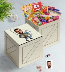 Kişiye Özel Erkek Balıkçı Karikatürlü Ahşap Kutuda Nostaljik Lezzetler Hediye Seti