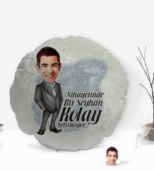 Kişiye Özel İsimli Erkek Nihayetinde Karikatürlü Yuvarlak Dekoratif Kırlent Yastık-1