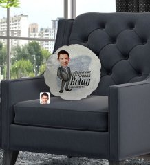 Kişiye Özel İsimli Erkek Nihayetinde Karikatürlü Yuvarlak Dekoratif Kırlent Yastık-1