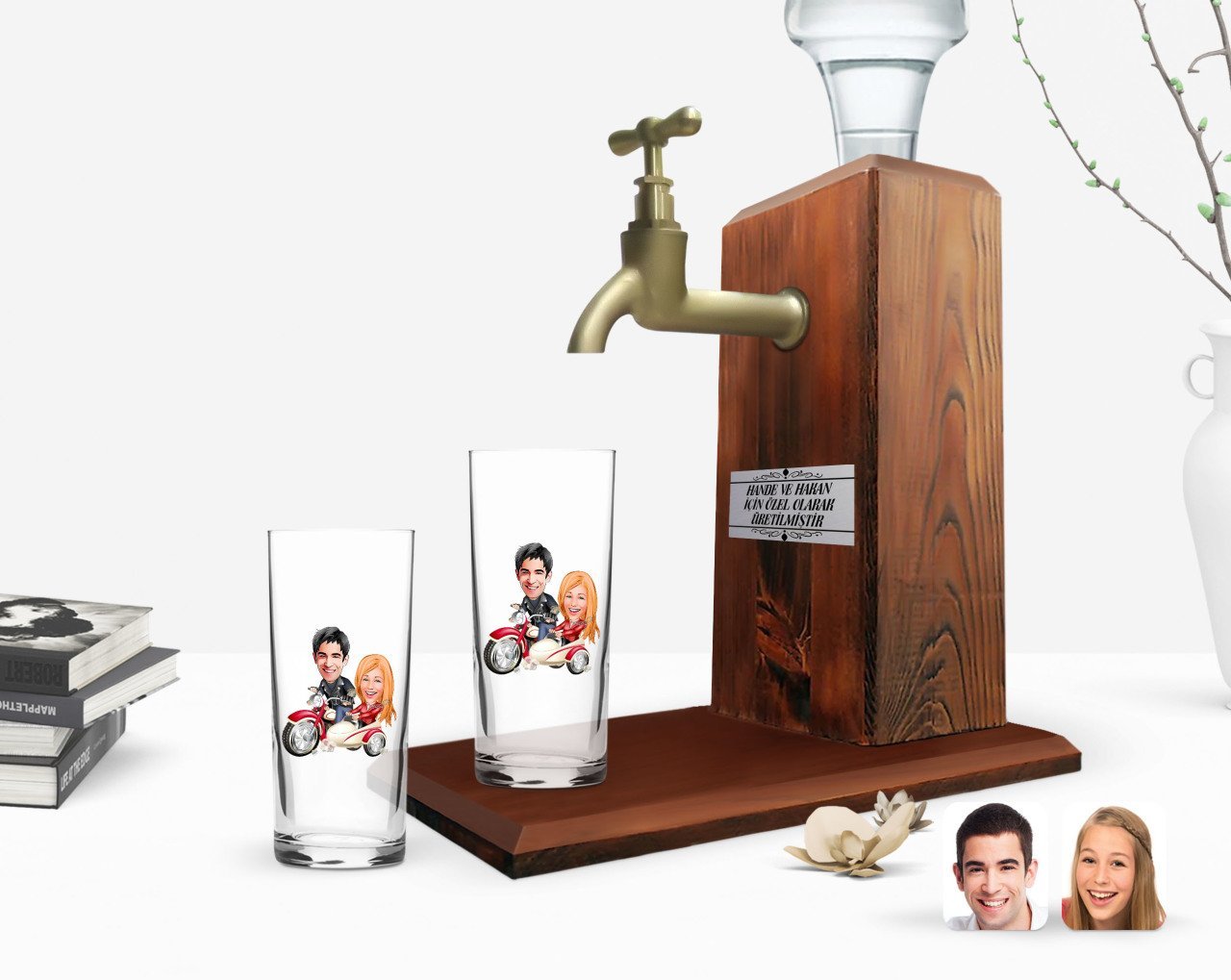 Kişiye Özel Renkli Baskılı Sevgililer Karikatürlü İkili Rakı Bardağı ve Ahşap Rakı Standı Hediye Seti-12