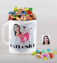 Kişiye Özel Bayan Patroniçe Karikatürlü Kupa ve Haribo Şeker Hediye Seti-1