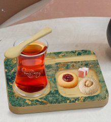Kişiye Özel Doğal Ahşap Kaşıklı Sunum Tabağı ve Heybeli Çay Bardağı Hediye Seti - Model 18