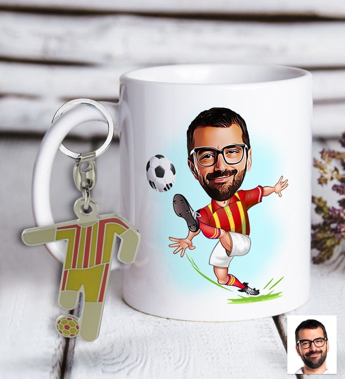 Kişiye Özel Sarı-Kırmızı Futbolcu Karikatür ve Formalı Metal Anahtarlık Hediye Seti