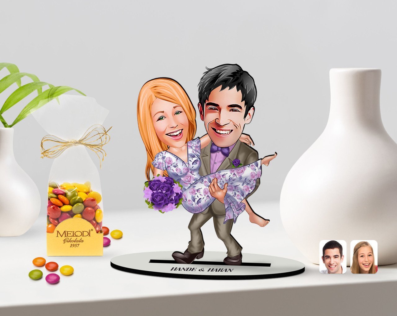 Kişiye Özel Sevgililer Karikatürlü 3D Ahşap Biblo ve Çikolatalı Renkli Bonbon Draje Hediye Seti-56