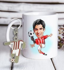 Kişiye Özel Kırmızı-Beyaz Futbolcu Karikatür ve Formalı Metal Anahtarlık Hediye Seti