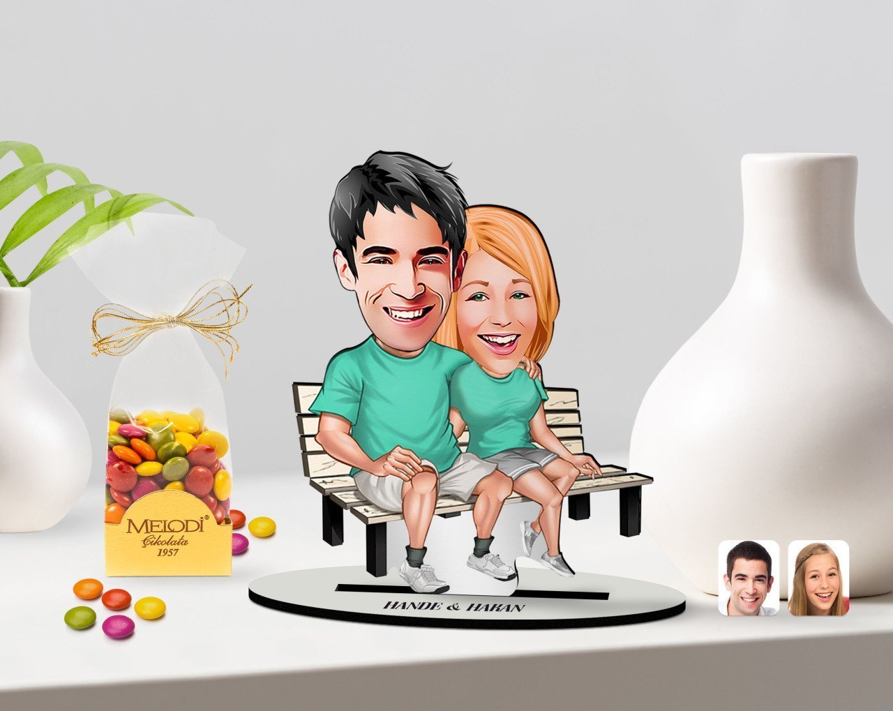 Kişiye Özel Sevgililer Karikatürlü 3D Ahşap Biblo ve Çikolatalı Renkli Bonbon Draje Hediye Seti-55