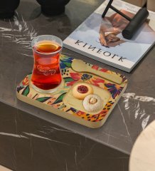 Kişiye Özel Doğal Ahşap Kaşıklı Sunum Tabağı ve Heybeli Çay Bardağı Hediye Seti - Model 10