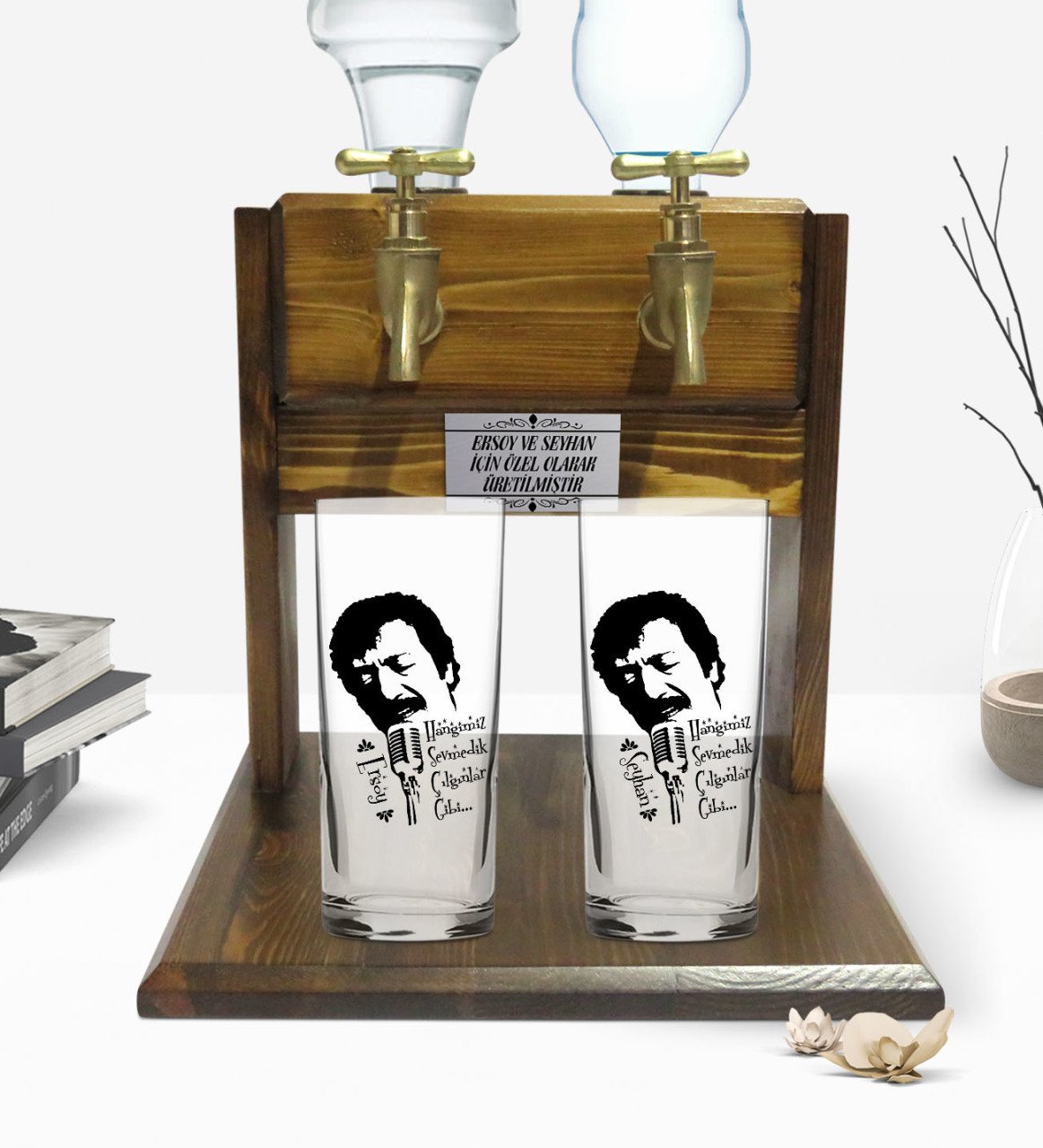 Kişiye Özel Renkli Baskılı Çılgınlar Gibi Tasarımlı İkili Rakı Bardağı ve Çift Musluklu Doğal Ahşap Rakı Standı-1
