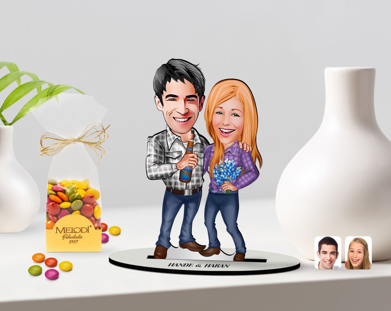 Kişiye Özel Sevgililer Karikatürlü 3D Ahşap Biblo ve Çikolatalı Renkli Bonbon Draje Hediye Seti-50