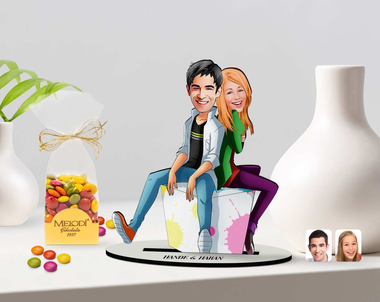 Kişiye Özel Sevgililer Karikatürlü 3D Ahşap Biblo ve Çikolatalı Renkli Bonbon Draje Hediye Seti-35