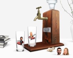 Kişiye Özel Renkli Baskılı Patron Karikatürlü İkili Rakı Bardağı ve Ahşap Rakı Standı Hediye Seti-2