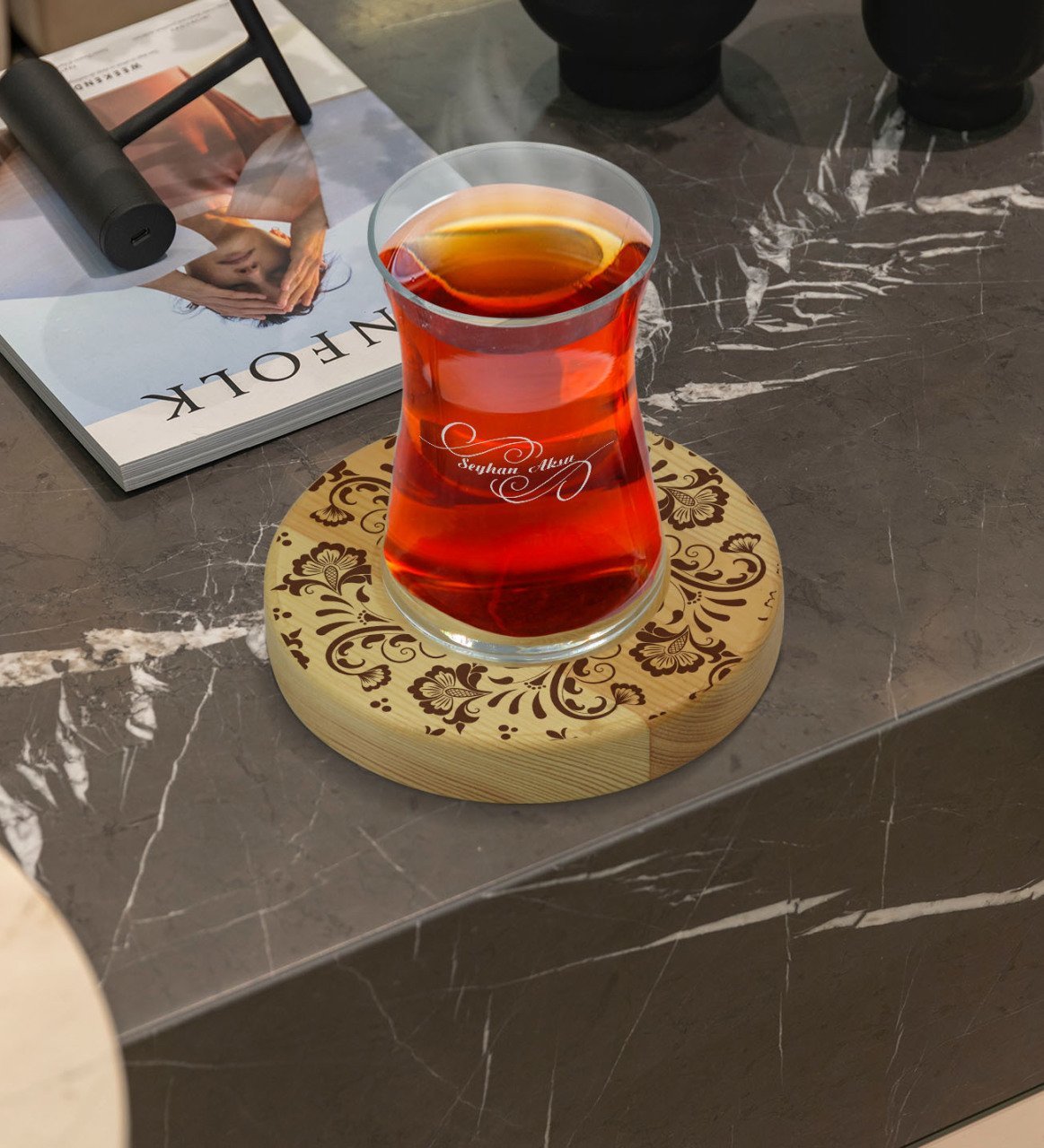Kişiye Özel Retro Motif Tasarımlı Doğal Ahşap Tabaklı Heybeli Çay Bardağı Model 3