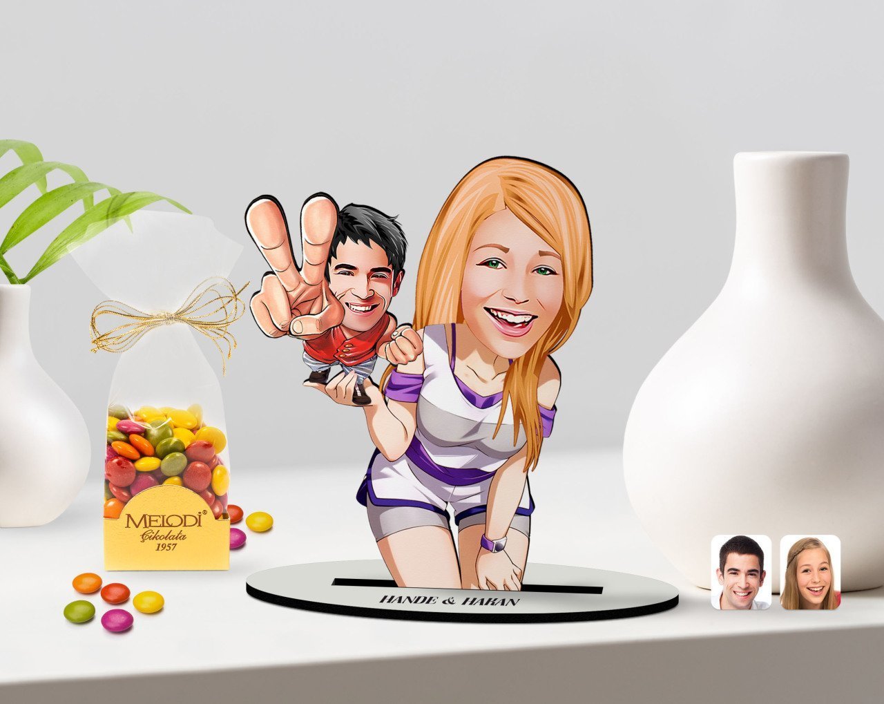 Kişiye Özel Sevgililer Karikatürlü 3D Ahşap Biblo ve Çikolatalı Renkli Bonbon Draje Hediye Seti-30