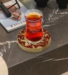 Kişiye Özel Retro Motif Tasarımlı Doğal Ahşap Tabaklı Heybeli Çay Bardağı Model 2