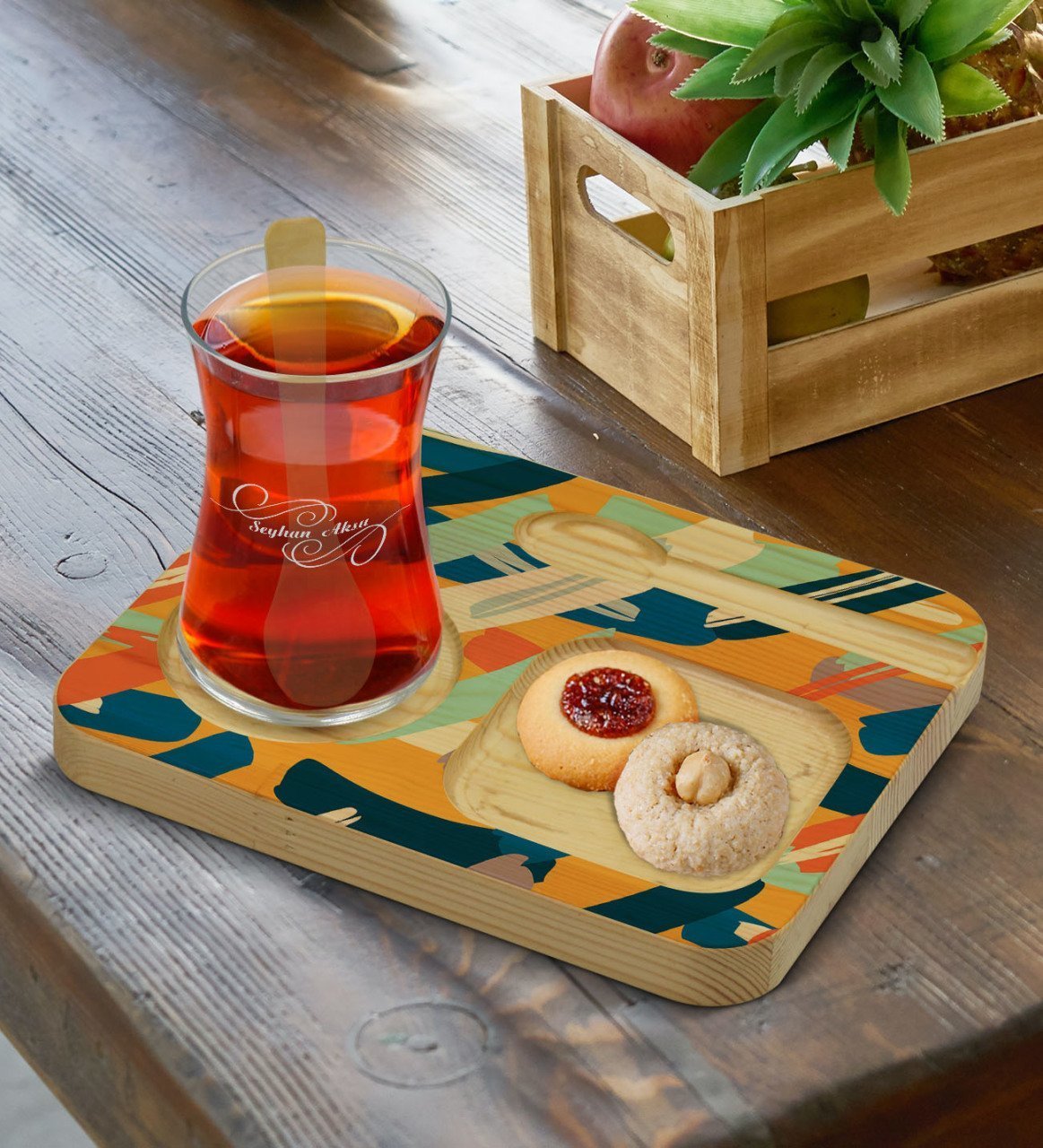 Kişiye Özel Doğal Ahşap Kaşıklı Sunum Tabağı ve Heybeli Çay Bardağı Hediye Seti - Model 3