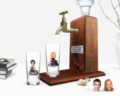 Kişiye Özel Renkli Baskılı Erkek ve Kadın Karikatürlü İkili Rakı Bardağı ve Ahşap Rakı Standı Hediye Seti-6