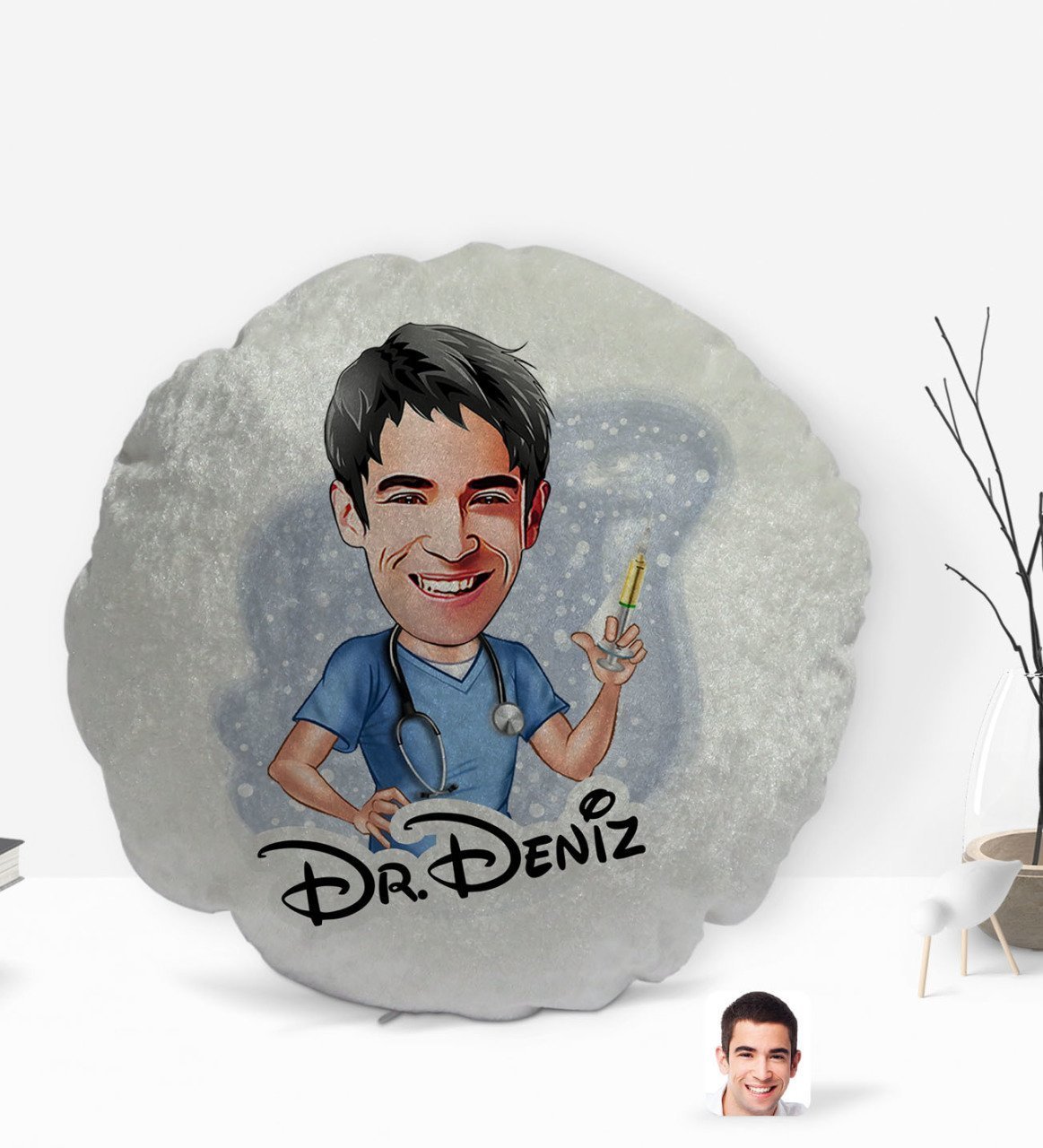 Kişiye Özel İsimli Erkek Doktor Karikatürlü Yuvarlak Dekoratif Kırlent Yastık-3