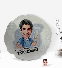 Kişiye Özel İsimli Erkek Doktor Karikatürlü Yuvarlak Dekoratif Kırlent Yastık-3