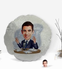 Kişiye Özel Erkek Spiker Karikatürlü Yuvarlak Dekoratif Kırlent Yastık-1