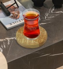 Kişiye Özel Modern Art Tasarımlı Doğal Ahşap Tabaklı Heybeli Çay Bardağı Model 19