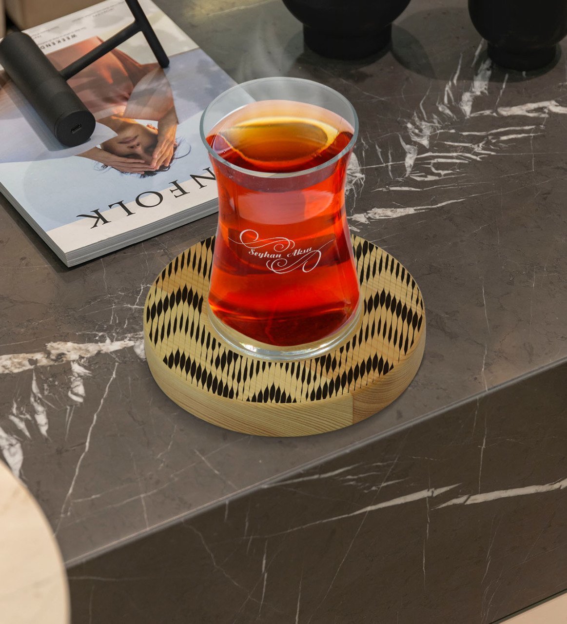 Kişiye Özel Modern Art Tasarımlı Doğal Ahşap Tabaklı Heybeli Çay Bardağı Model 17