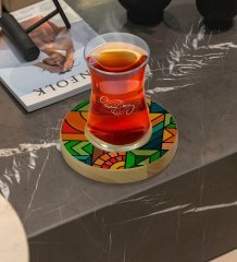 Kişiye Özel Modern Art Tasarımlı Doğal Ahşap Tabaklı Heybeli Çay Bardağı Model 15